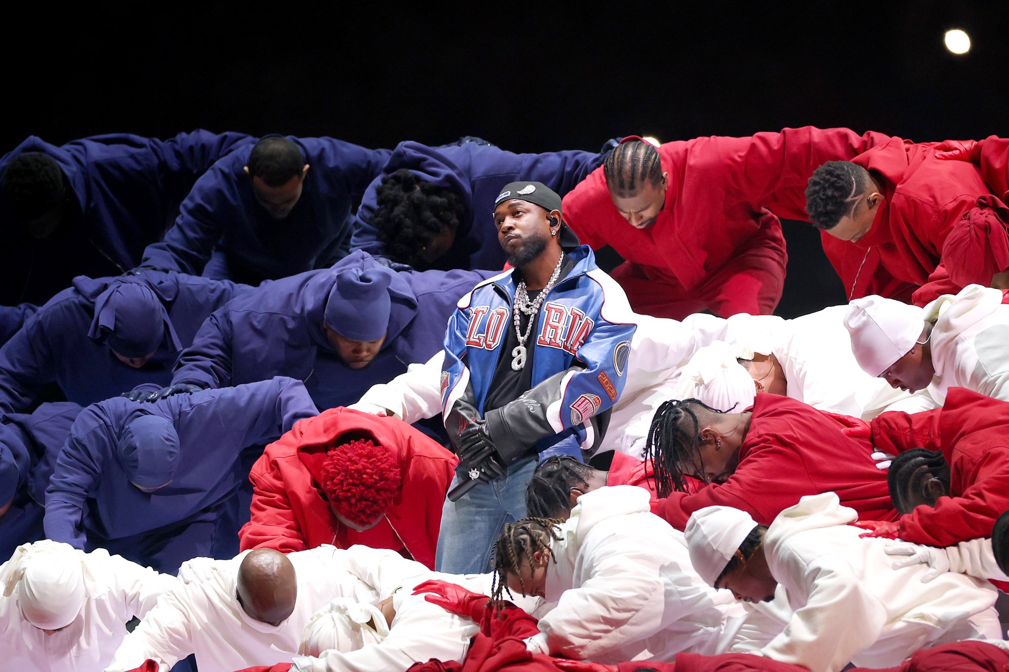 Kendrick Lamar brilha no Super Bowl 2025 com performance histórica e provocações afiadas